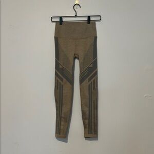 ALO Yoga Tan and Gray Patterned Leggings
